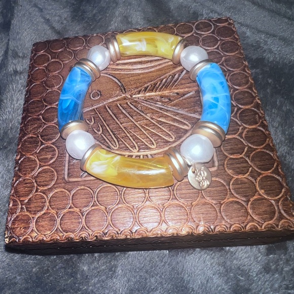 Two Plunder Posse Blue & Yellow Marbled Pearl Matte Gold Elastic Bracelet Set - Picture 2 of 4